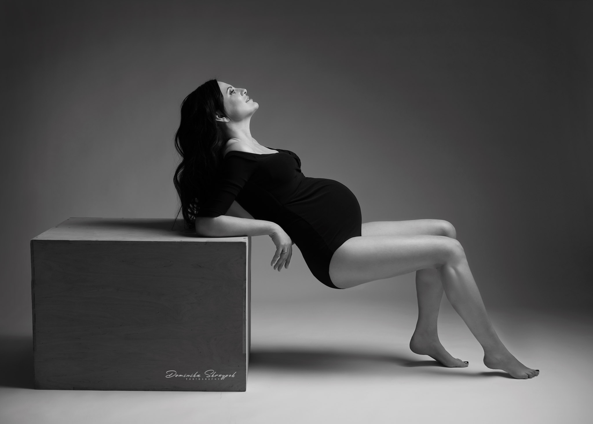 fotografia ciążowa warszawa, czarno białe zdjęcia ciążowe