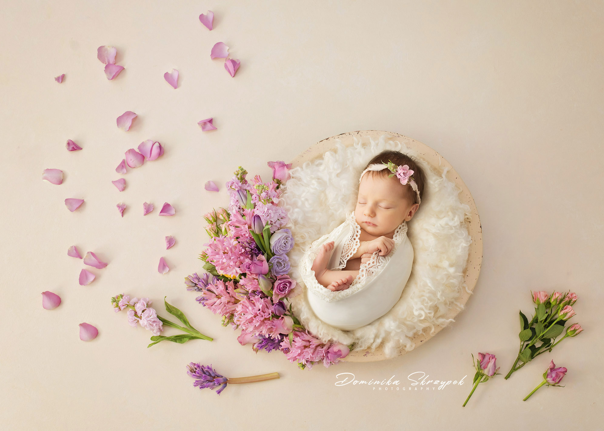 sesja noworodkowa warszawa, kwiatowe zdjęcia dzieci