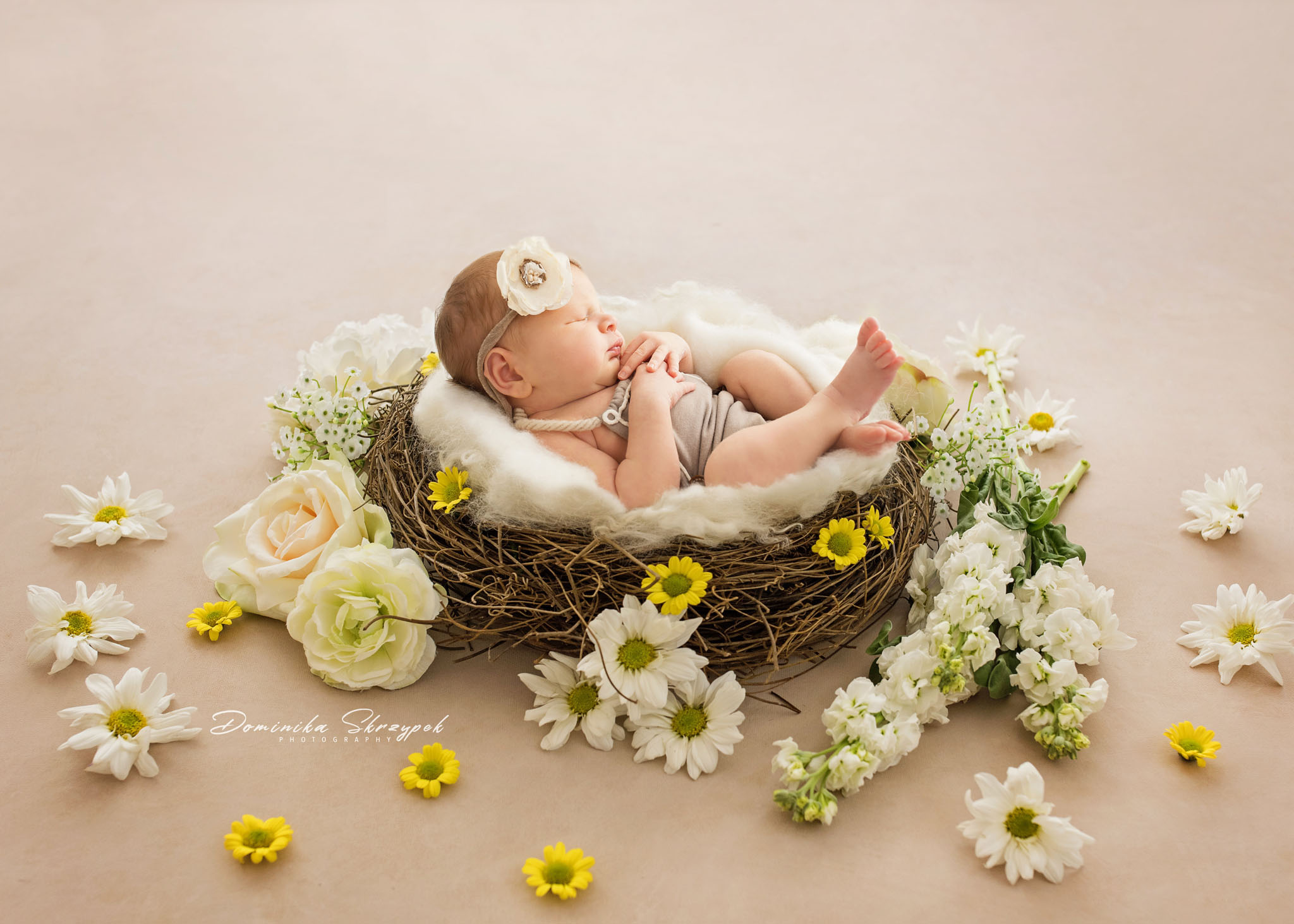 sesja noworodkowa warszawa, kwiatowe zdjęcia dzieci