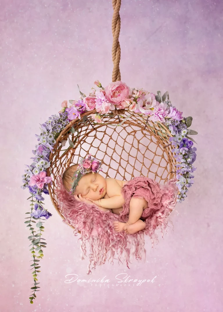 Creative newborn session in Warsaw – photography by Dominika, shot 1.