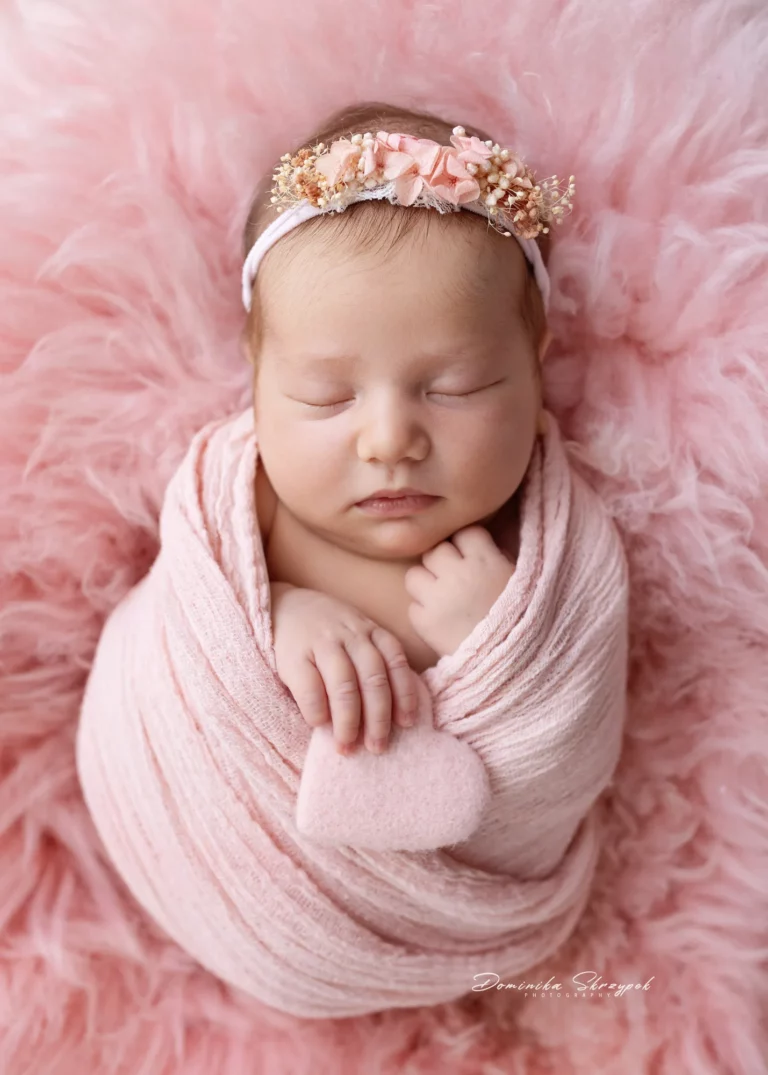 Newborn session in a Warsaw studio – photography by Dominika, shot 1.