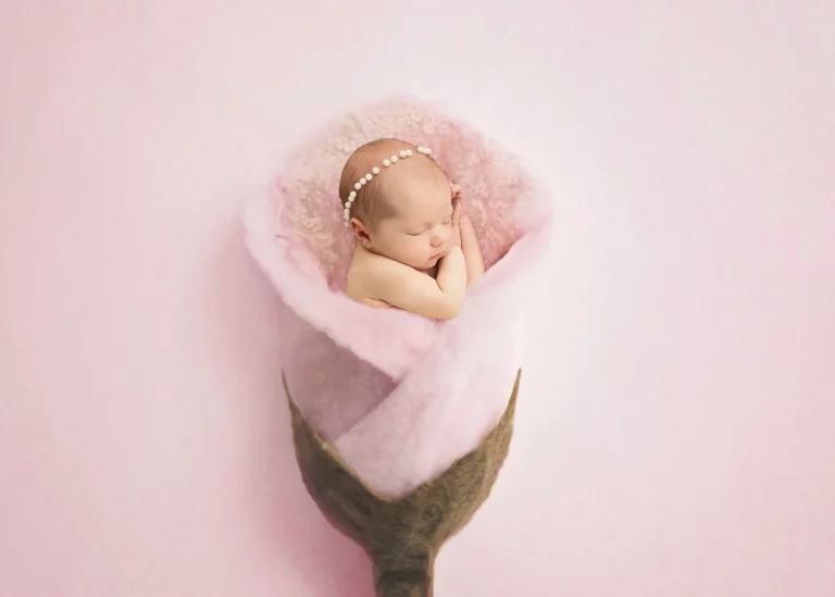 Creative newborn session in Warsaw – photography by Dominika, shot 4.