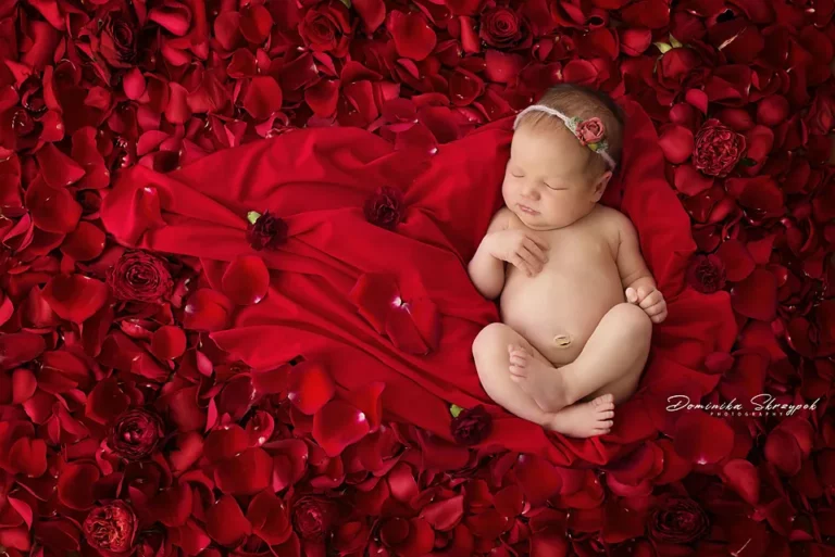 Creative newborn session in Warsaw – photography by Dominika, shot 9.