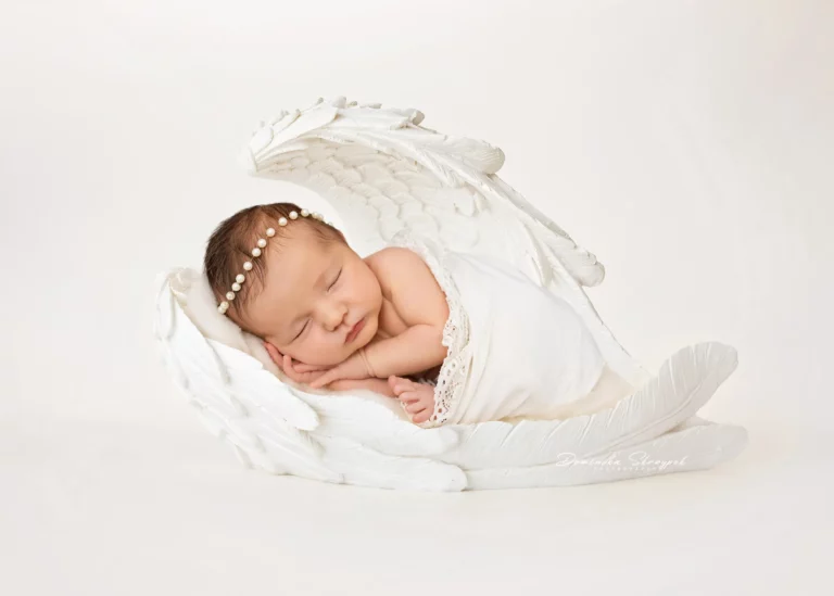 Creative newborn session in Warsaw – photography by Dominika, shot 10.
