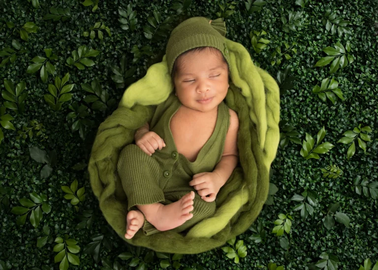 Creative newborn session in Warsaw – photography by Dominika, shot 21.