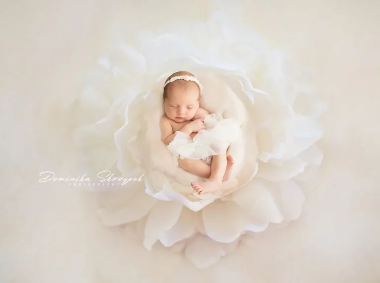 Creative newborn session in Warsaw – photography by Dominika, shot 28.
