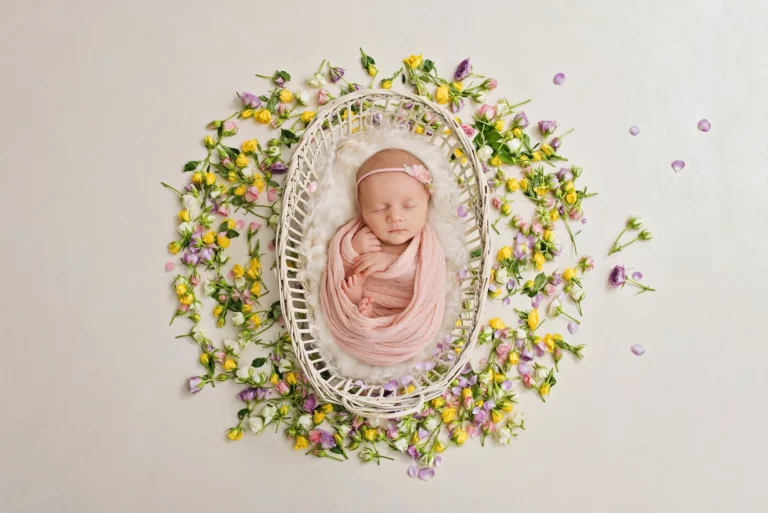 Creative newborn session in Warsaw – photography by Dominika, shot 30.