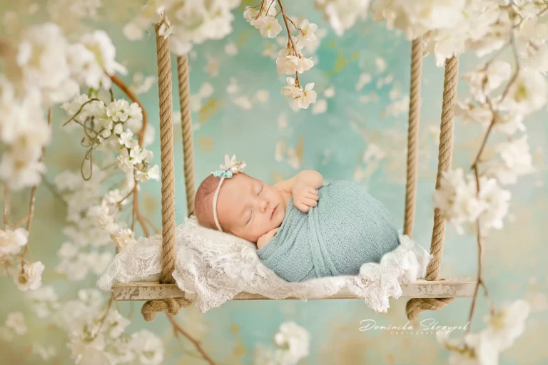 Creative newborn session in Warsaw – photography by Dominika, shot 32.
