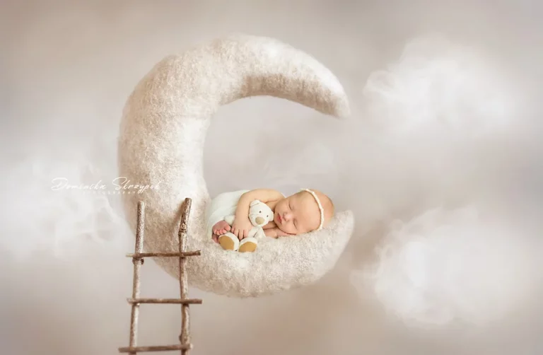 Creative newborn session in Warsaw – photography by Dominika, shot 38.