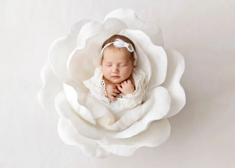 Creative newborn session in Warsaw – photography by Dominika, shot 51.