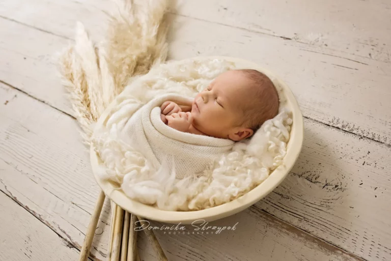 Creative newborn session in Warsaw – photography by Dominika, shot 55.
