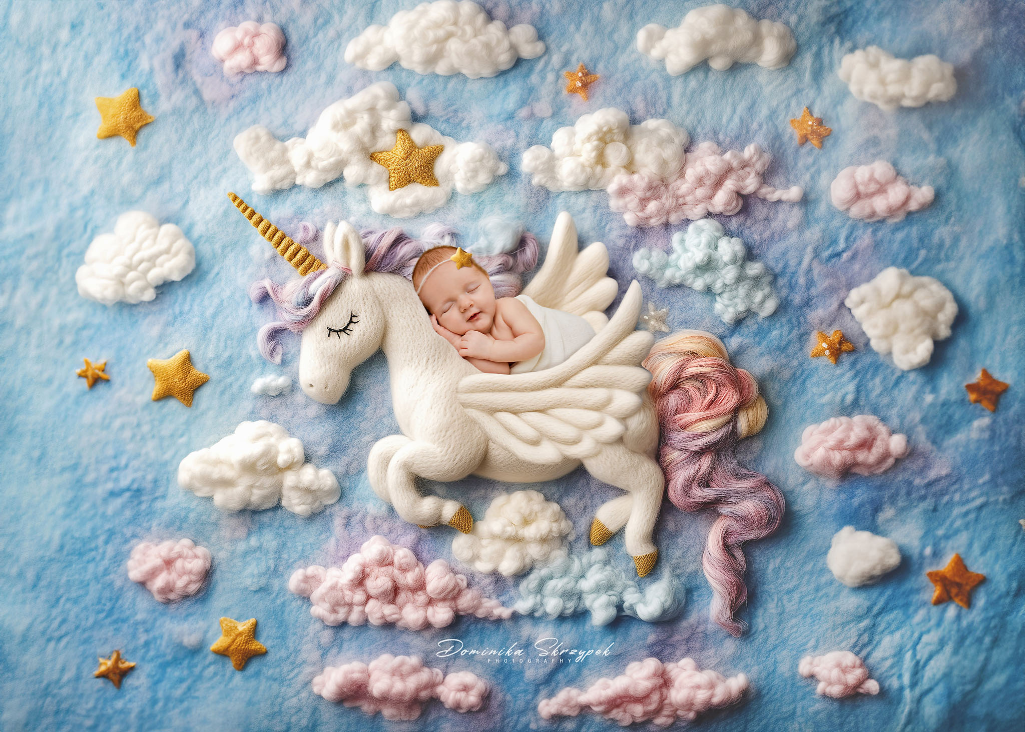 Unicorn-themed newborn session in Warsaw