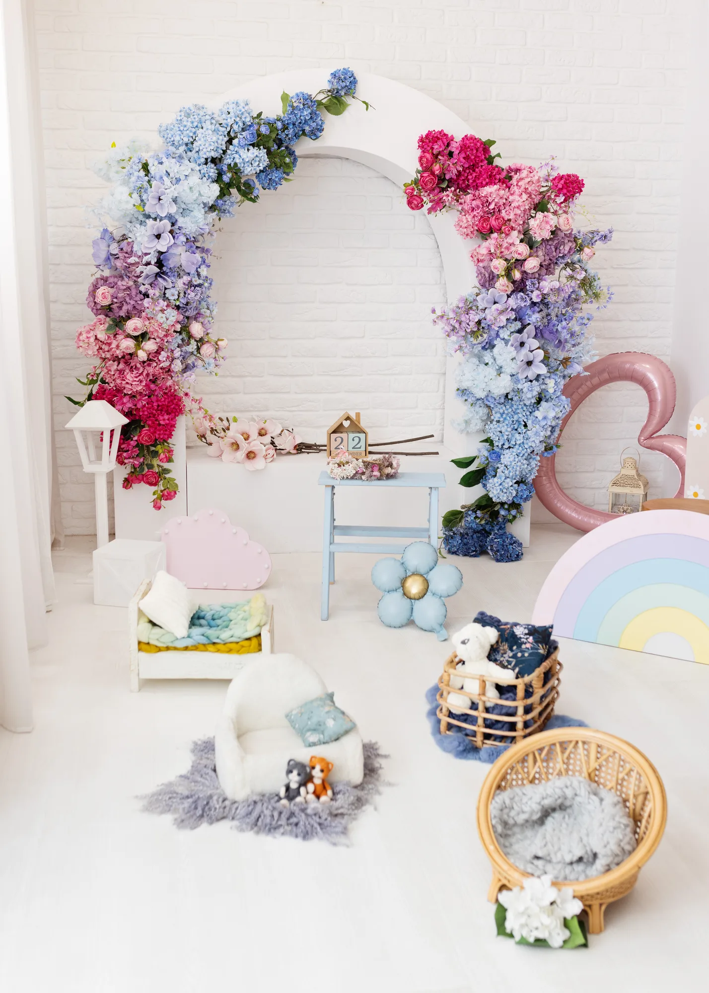 Cosy photo studio in Warsaw — a bright set with a floral arch