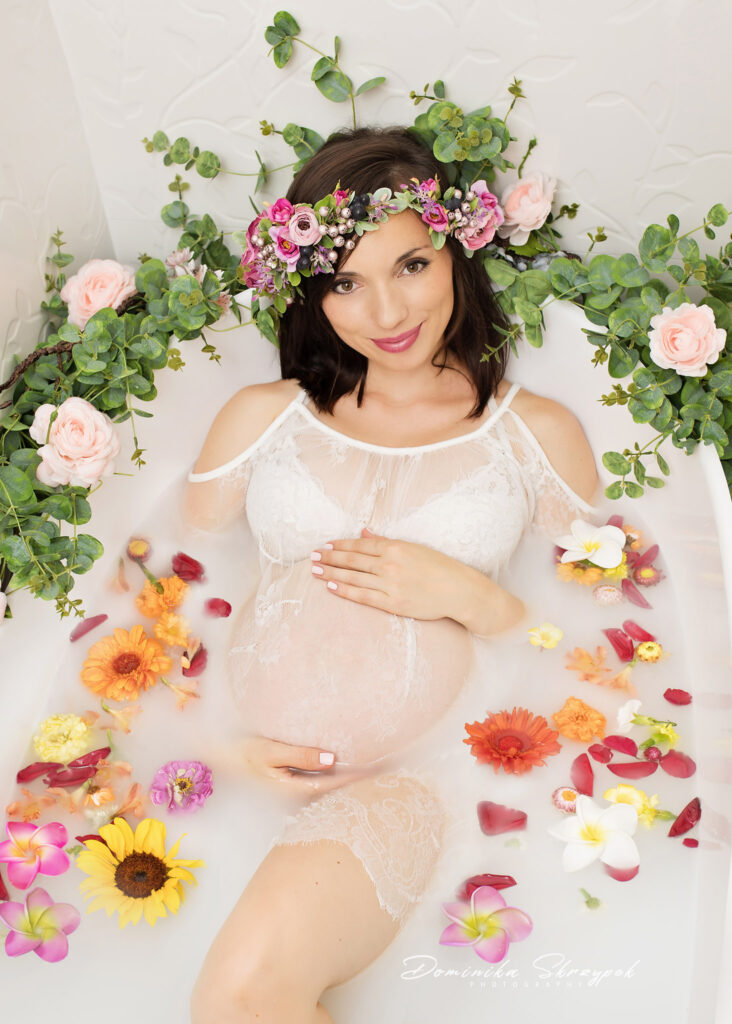 Milk and flower bath during a maternity session in Warsaw