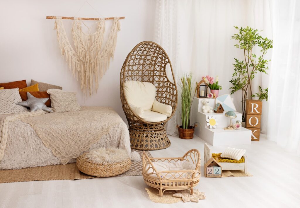 Jasne studio fotograficzne Dominiki Skrzypek w Warszawie — boho scenografia z rekwizytami