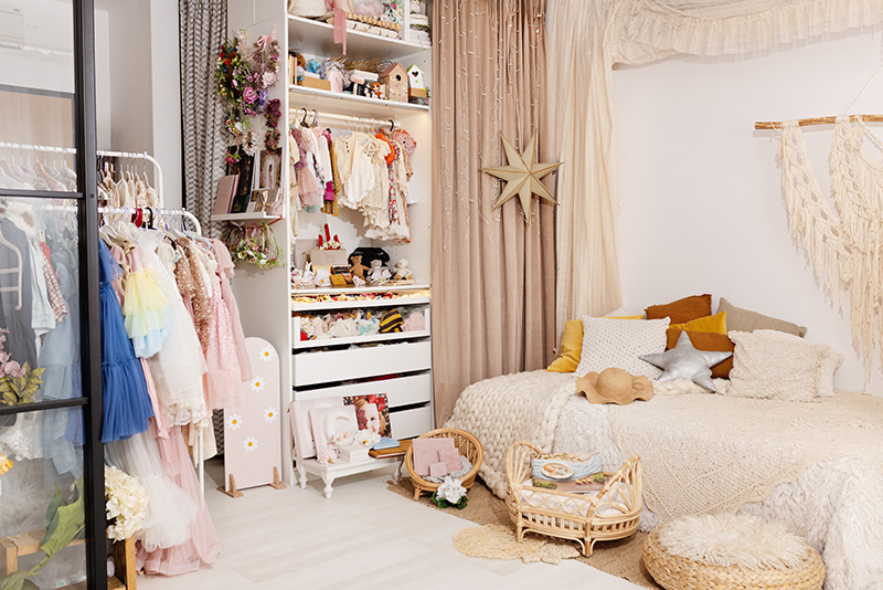 Studio fotograficzne w Warszawie — garderoba z sukienkami i boho scenografia z łóżkiem