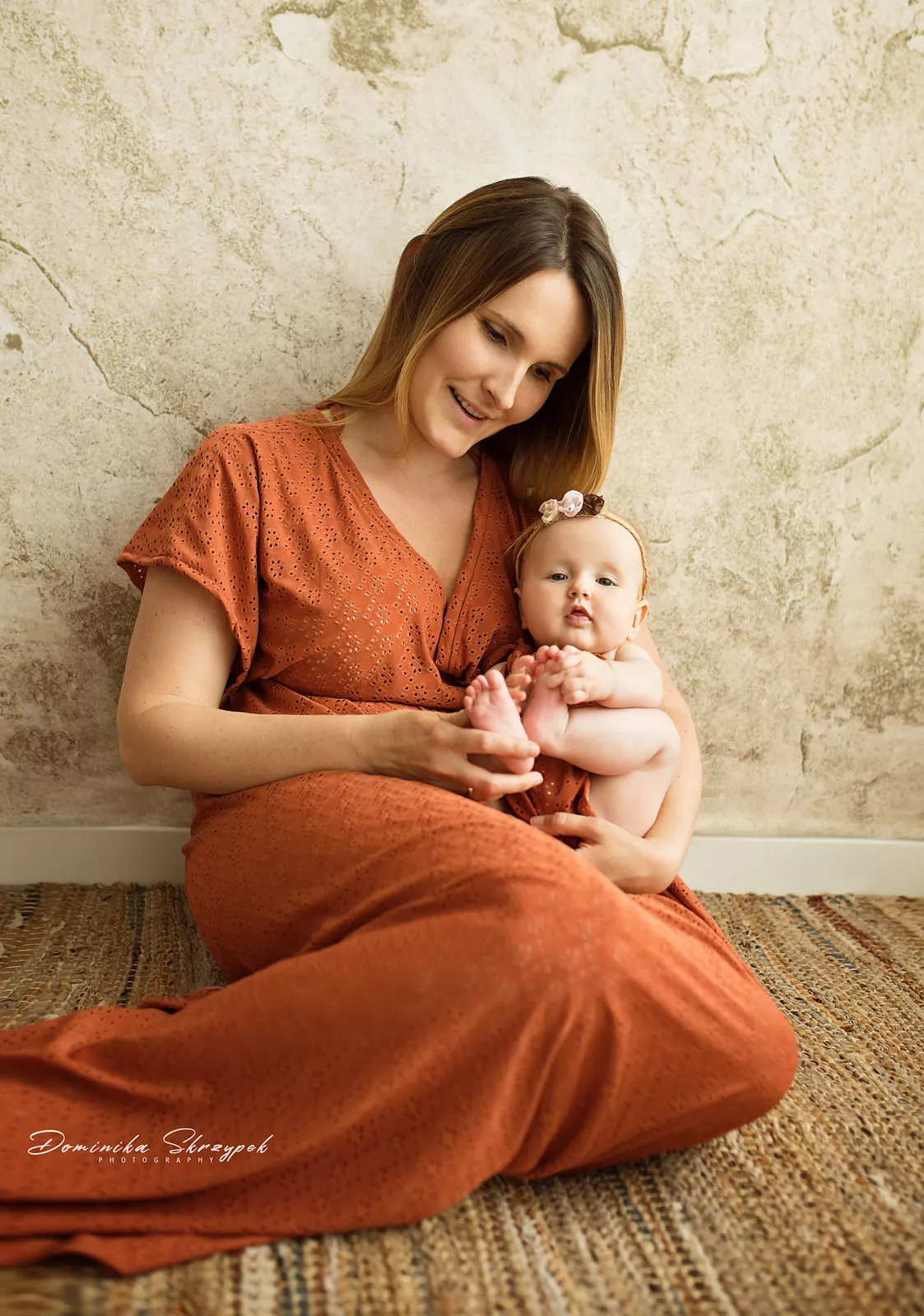Mummy and me session — mum and baby in terracotta outfits in a studio in Warsaw
