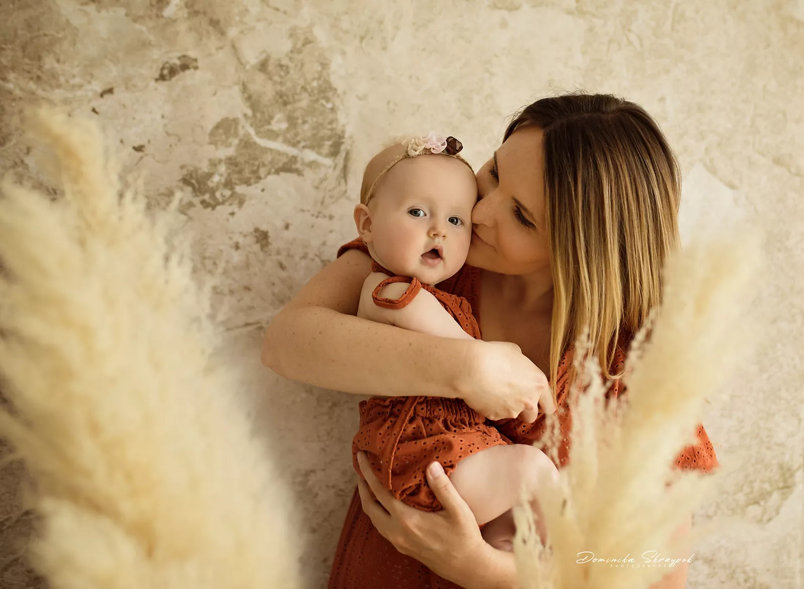 Mother and daughter session in a boho setting with pampas grass — family photographer Warsaw