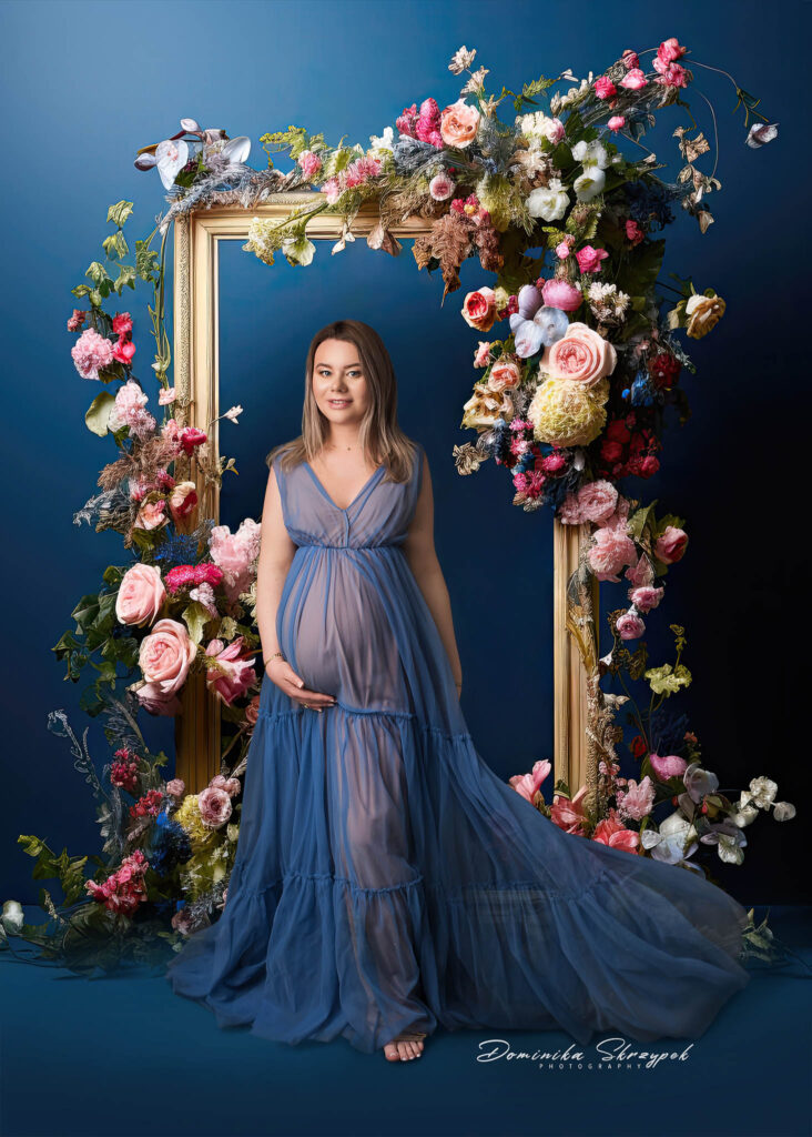 Maternity session in a flower frame in a studio in Warsaw