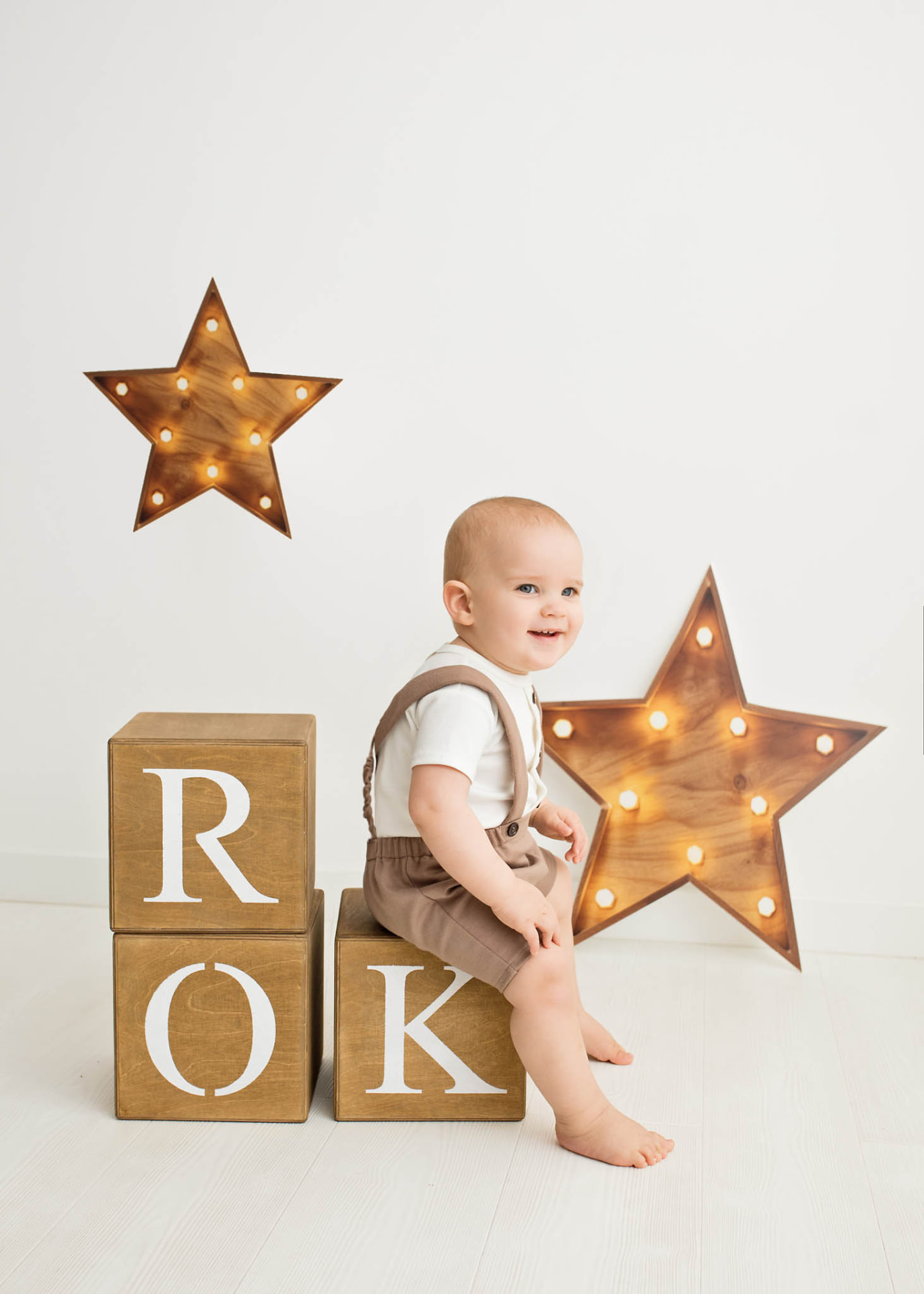 Child's birthday session with balloons and a cake in a studio in Warsaw