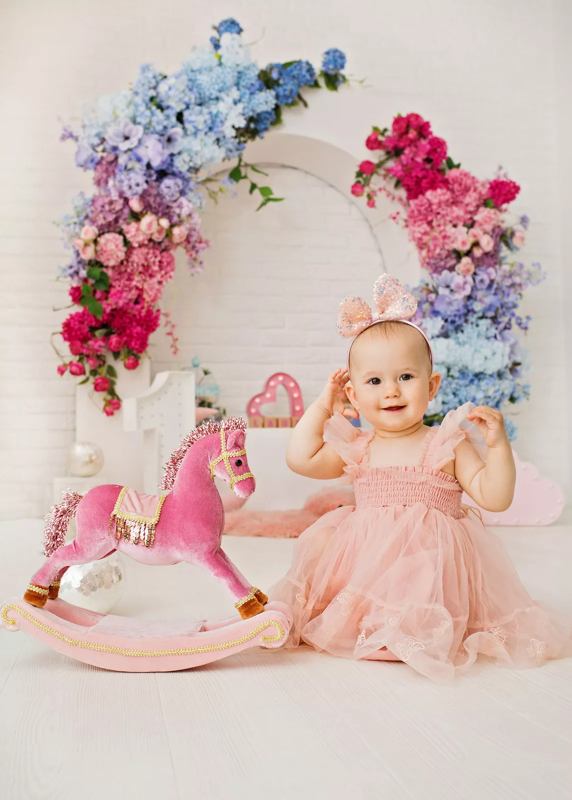 Child's birthday session in a floral set, Warsaw