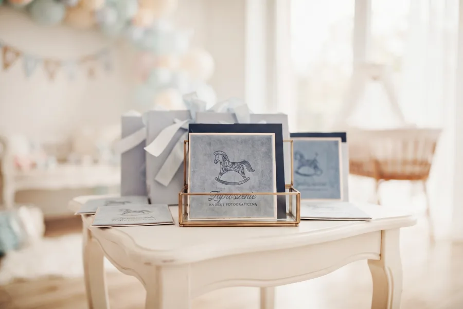 Pale blue gift voucher in a gold frame for a photo session in Warsaw