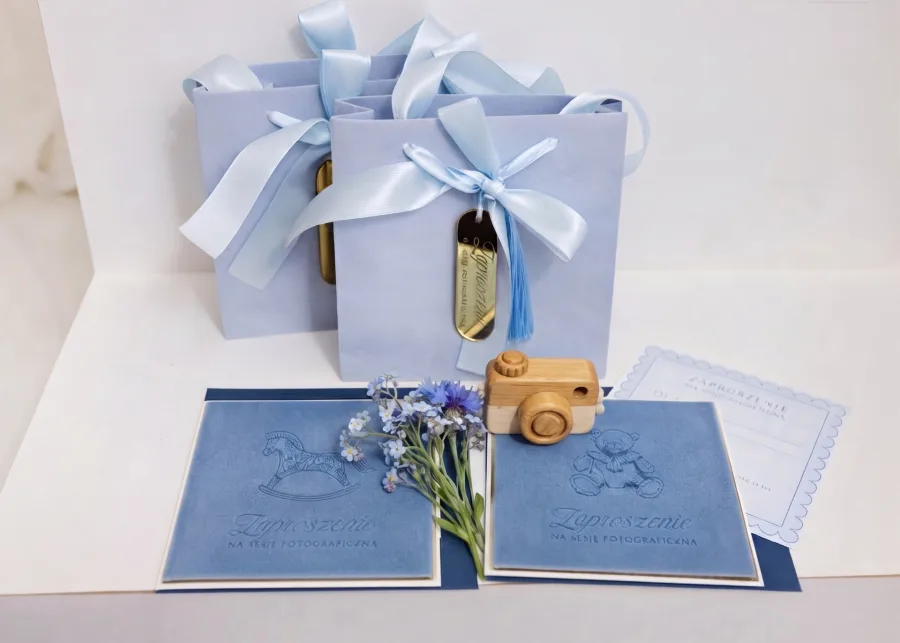 Pale blue photo session gift voucher with flowers and a wooden camera